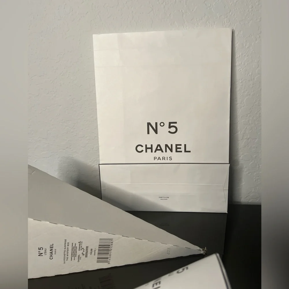 CHANEL N°5 L’EAU The Mystery Box Factory 5 Collection Pochette SET PLUS GIFT BAG - Picture 5 of 9